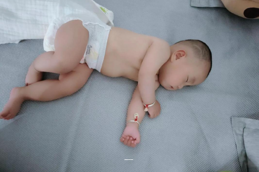 代怀包生男孩医院宝宝上火有眼屎